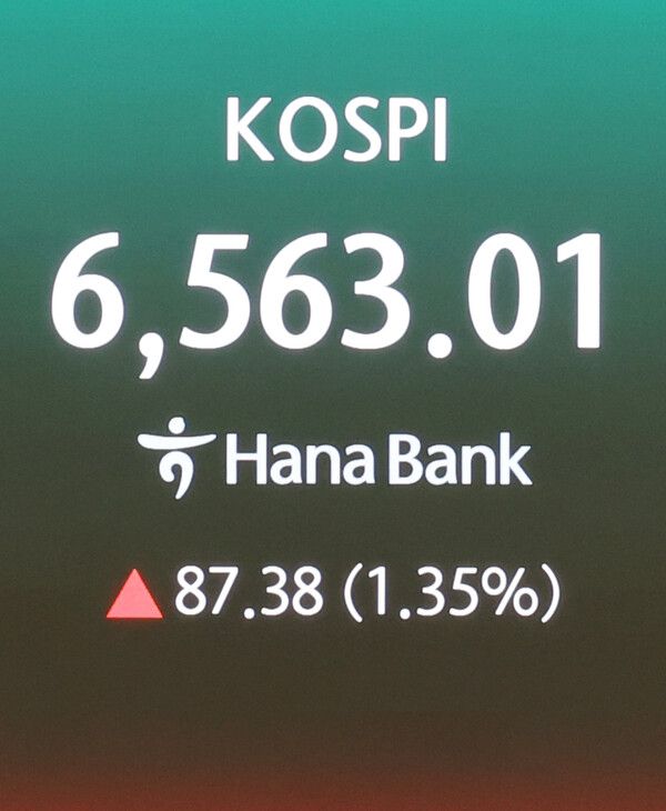 27일 서울 중구 하나은행 딜링룸 모습. [연합뉴스]
