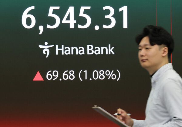 27일 서울 중구 하나은행 딜링룸 모습. [연합뉴스]