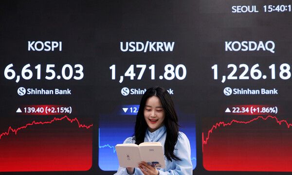 27일 서울 신한은행 본점 딜링룸 모습. [신한은행]