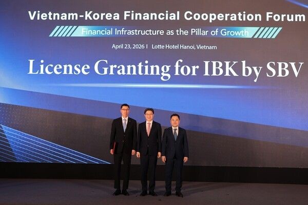 (왼쪽부터) 장민영 IBK기업은행장, 이억원 금융위원장, 응우옌 응옥 칸 베트남 중앙은행 부총재가 지난 23일 베트남 하노이에서 열린 한‧베 금융협력포럼에서 기념촬영을 하고 있다. [IBK기업은행]