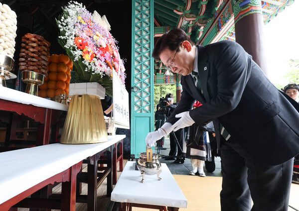 이재명 대통령이 28일 충남 아산 현충사에서 열린 충무공 이순신 탄신 제481주년 기념 다례행사에서 분향하고 있다. [연합뉴스]