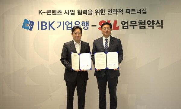 (왼쪽부터) 박준서 SLL중앙 대표이사와 이건홍 IBK기업은행 혁신금융그룹장이 28일 서울 마포구 SLL중앙 본사에서 열린 업무협약식에서 기념촬영을 하고 있다. [IBK기업은행]