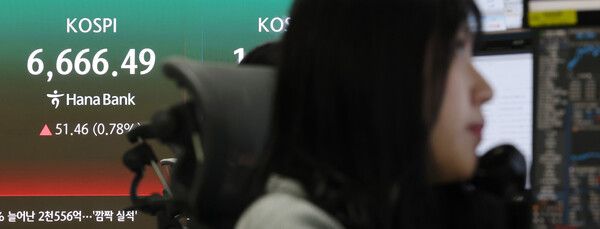 28일 서울 중구 하나은행 딜링룸 모습. [연합뉴스]