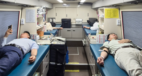 지난 27일 서울 여의도 본사에 마련된 헌혈버스에서 진행된&nbsp;