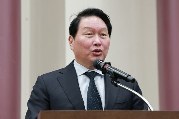 대한상공회의소 회장인 최태원 SK그룹 회장이 28일 국회의원회관에서 한중의원연맹이 연 '미·중 AI 기술 패권 경쟁 속 대한민국 성장전략' 정책세미나에 참석해 강연하고 있다. [연합뉴스]