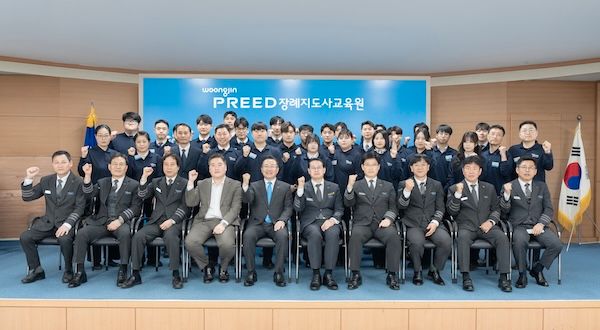 문호상 웅진프리드라이프 대표가 지난 24일 열린 웅진프리드라이프 장례지도사 교육원 제1기 수료식에서 수료생들과 기념촬영을 하고 있다. [웅진프리드라이프]