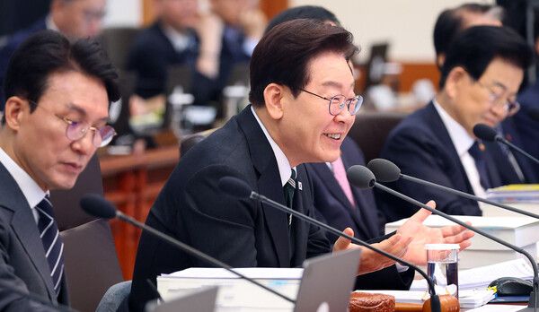 이재명 대통령이 28일 청와대에서 열린 국무회의 겸 비상경제점검회의에서 발언하고 있다. [연합뉴스]