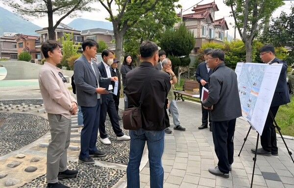 생태하천복원 민·관협의회 위원들이 창원 성산구 사파소하천 일대에서 복원 예정 구간을 둘러보며 사업 계획에 대한 설명을 듣고 있다. [창원시]