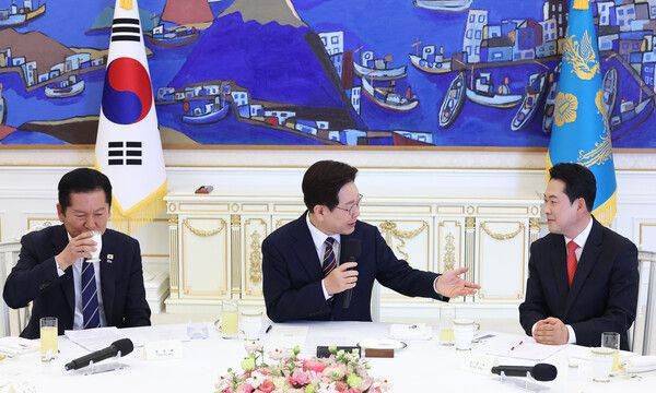 이재명 대통령이 지난 7일 청와대에서 열린 여야정 민생경제 협의체 회담에서 발언하고 있다. 왼쪽부터 더불어민주당 정청래 대표, 이 대통령, 국민의힘 장동혁 대표. [연합뉴스]