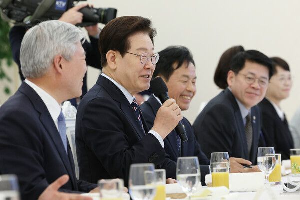 이재명 대통령이 29일 청와대에서 비교섭단체 및 무소속 의원들과 오찬에 앞서 발언하고 있다. [연합뉴스]