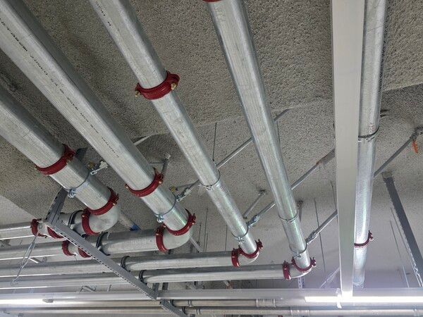 롯데건설 문현 롯데캐슬 인피니엘 현장 지하주차장에 적용된 4방향 흔들림 방지 버팀대. [롯데건설]