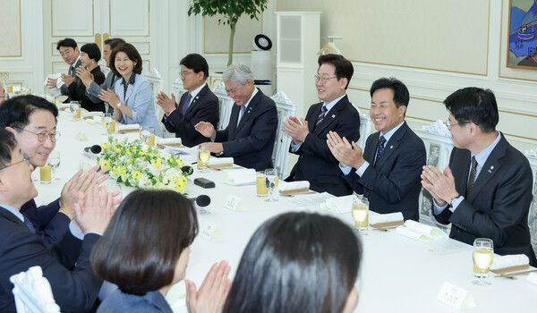 이재명 대통령이 29일 청와대에서 열린 비교섭단체 및 무소속 의원 초청 오찬에서 참석자들과 시작에 앞서 박수치고 있다. [연합뉴스]