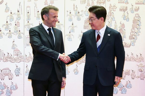 이재명 대통령과 에마뉘엘 마크롱 프랑스 대통령이 3일 청와대에서 공식환영식 후 악수하고 있다. [연합뉴스]