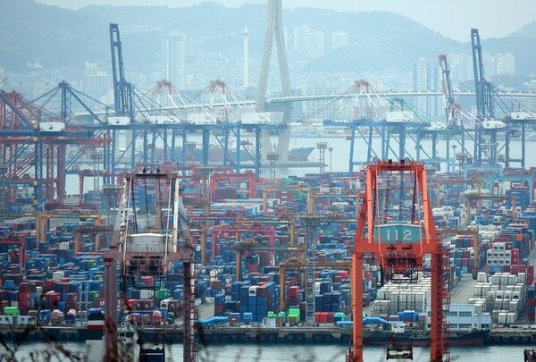 1일 부산항 신선대 부두에 컨테이너가 쌓여 있다. [연합뉴수]