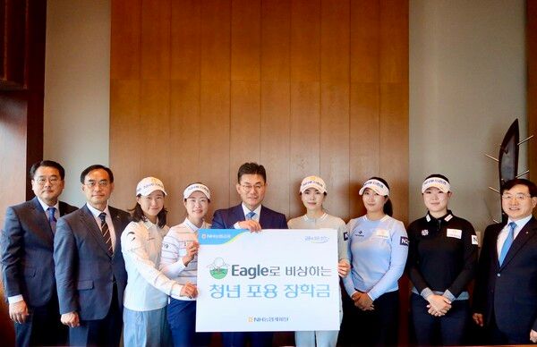 장종환 NH농협캐피탈 대표이사(좌측 다섯 번째), 박정균 NH농협캐피탈 부사장(우측 첫 번째)가 프로골프 선수 정윤지, 박민지, 이가영, 김시현, 최정원(좌측부터)과 함께 기념촬영을 하고 있다. [NH농협캐피탈]