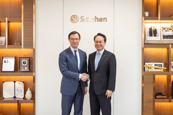 행사에 참석한 (사진 왼쪽)올리버 젠킨 Visa 그룹 사장과 진옥동 신한금융그룹 회장이 기념촬영을 하고 있다. [신한금융]