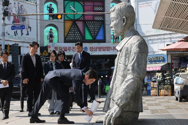 더불어민주당 정원오 서울시장 후보가 30일 서울 종로구 전태일 동상을 찾아 전태일 열사를 추모하며 헌화하고 있다. [연합뉴스]