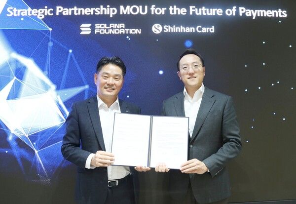 김영일 신한카드 부사장(사진 왼쪽)과 루 인(Lu Yin) 솔라나 재단 APAC 사업개발 총괄이 30일&nbsp;스테이블코인 결제 기술 협력 및 웹3.0 결제 생태계 확장을 위한 업무협약(MOU)를 체결하고 기념사진을 촬영하고 있다. [신한카드]]