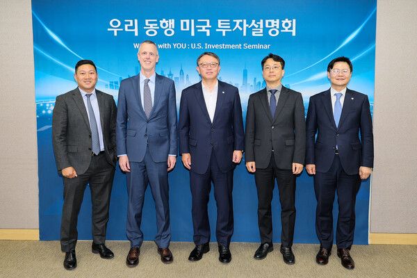 지난 29일 우리은행 본점에서 (왼쪽부터) 주한미국대사관 상무부 Michael Kim 상무외교관, Andrew Gately 상무공사, 우리은행 정진완 은행장, 중소벤처기업부 글로벌성장정책관 심재윤 국장, 우리은행 전현기 글로벌그룹장이 기념촬영을 하고 있다. [우리은행]