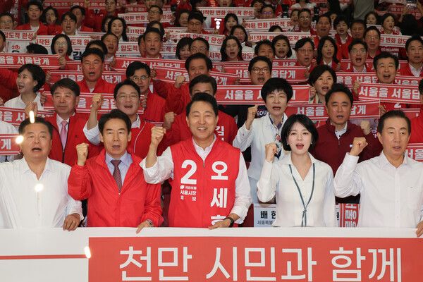 국민의힘 오세훈 서울시장 후보와 배현진 서울시당위원장을 비롯한 참석자들이 30일 서울 국회 의원회관에서 열린 제9회 전국동시지방선거 서울시당 필승결의 및 공천자대회에서 구호를 외치고 있다. [연합뉴스]