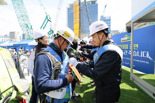 권태성 서울지방고용노동청장(오른쪽)이 캠페인에 참여하고 있다. [대우건설]