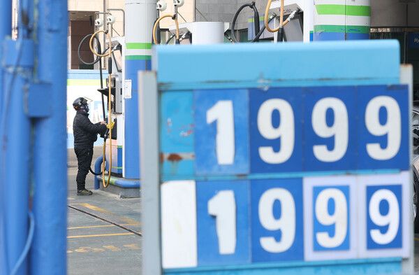 서울 시내 한 주유소에 휘발유·경유 가격 안내문이 놓여 있다. [연합뉴스]