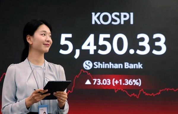 6일 서울 신한은행 본점 딜링룸 모습. [신한은행]