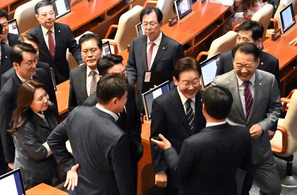 이재명 대통령이 2일 국회에서 2026 추가경정예산안 시정연설을 마친 뒤 국민의힘 의원석으로 향해 의원들과 인사하고 있다. [연합뉴스]