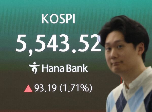 7일 서울 중구 하나은행 딜링룸 모습. [연합뉴스]