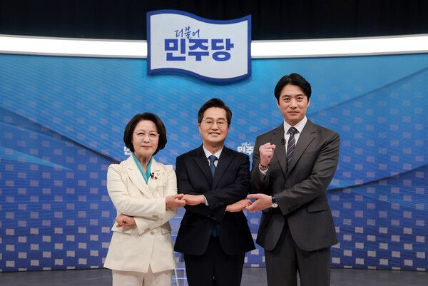 더불어민주당 추미애(왼쪽부터)·김동연·한준호 경기도지사 경선후보가 1일 서울 양천구 SBS 목동 스튜디오에서 열린 더불어민주당 경기도지사 후보자 2차 TV 합동토론회에 참석해 기념 촬영하고 있다. [연합뉴스]