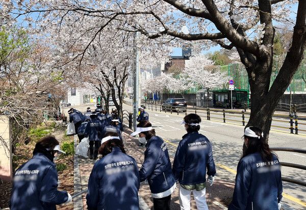 지난 5일 롯데건설 경기광주역 롯데캐슬 시그니처 분양 관계자들이 환경 정화 캠페인을 펼쳤다. [롯데건설]
