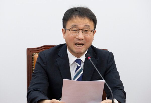 더불어민주당 한병도 원내대표가 7일 국회에서 열린 원내대책회의에서 '전쟁 추경' 처리와 관련해 발언하고 있다. [연합뉴스]