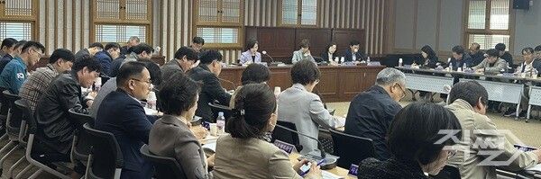 최정애 영천시장 권한대행 주재 확대간부회의 진행 모습. [영천시]