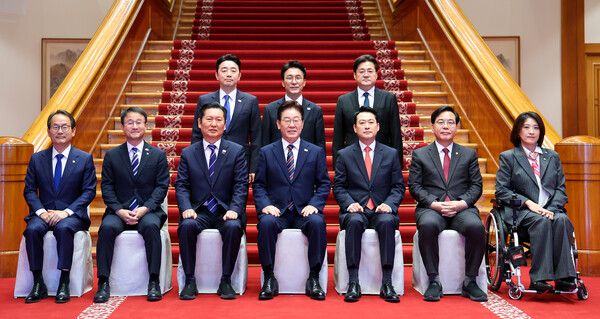 이재명 대통령이 7일 청와대에서 여야정 민생경제 협의체 회담에 앞서 참석자들과 기념촬영하고 있다. 뒷줄 왼쪽부터 시계방향으로 강훈식 대통령비서실장, 김민석 국무총리, 홍익표 정무수석, 국민의힘 최보윤 수석대변인, 송언석 원내대표, 장동혁 대표, 이 대통령, 더불어민주당 정청래 대표, 한병도 원내대표, 강준현 수석대변인. [연합뉴스]