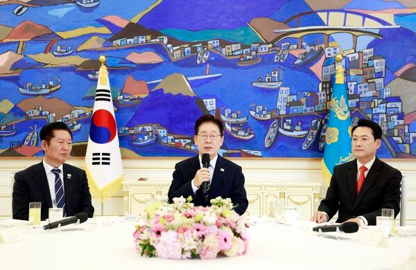 이재명 대통령이 7일 청와대에서 열린 여야정 민생경제 협의체 회담에서 발언하고 있다. 왼쪽부터 더불어민주당 정청래 대표, 이 대통령, 국민의힘 장동혁 대표. [연합뉴스]