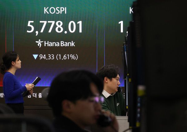 9일 서울 중구 하나은행 딜링룸 모습. [연합뉴스]