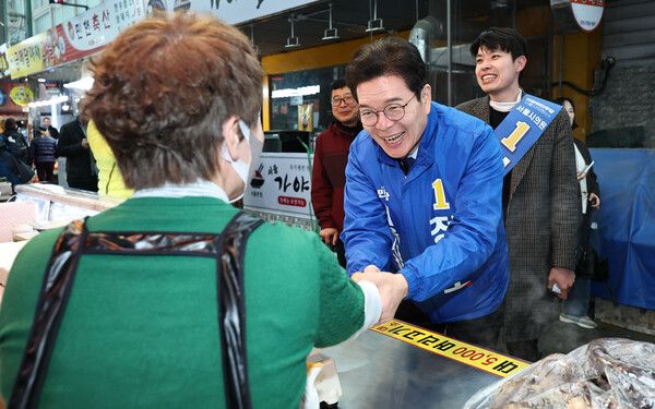 더불어민주당 정원오 서울시장 예비후보가 9일 서울 중랑구 동원전통시장을 방문해 상인들과 인사하고 있다. [연합뉴스]