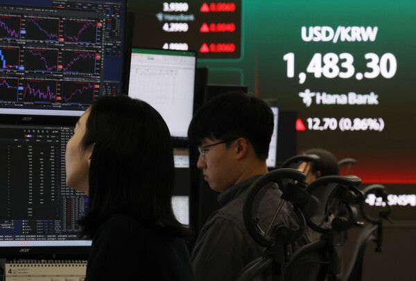 9일 서울 중구 하나은행 딜링룸 모습. [연합뉴스]