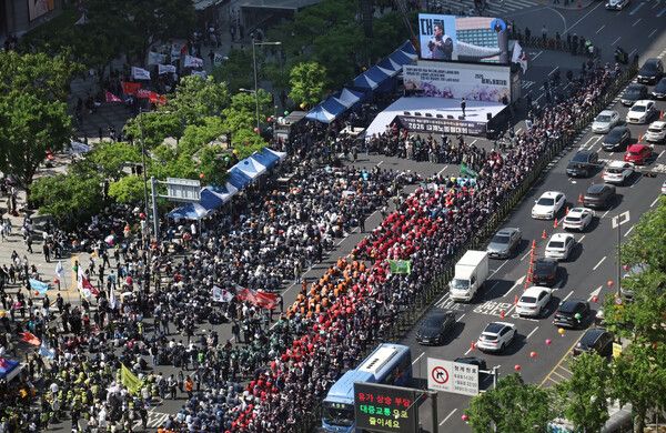 1일 서울 종로구 동화면세점 앞에서 열린 2026 세계노동절대회에서 전국민주노동조합총연맹(민주노총) 조합원들이 구호를 외치고 있다. [연합뉴스]