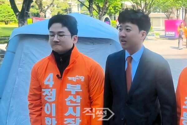 개혁신당 이준석 대표가 단식 중인 정이한 부산시장 후보를 찾아 방송 토론회 참여 문제와 관련한 입장을 밝히고 있다. [박정우 기자]