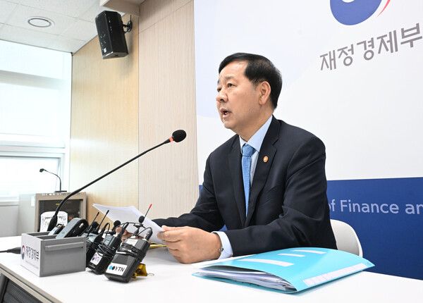 구윤철 부총리 겸 재정경제부 장관이 11일 정부세종청사 중앙동 재경부 기자실에서 열린 출입기자간담회에서 발언하고 있다. [연합뉴스]