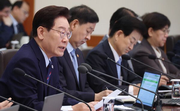 이재명 대통령이 12일 청와대에서 열린 국무회의 겸 비상경제점검회의에서 발언하고 있다. [연합뉴스]