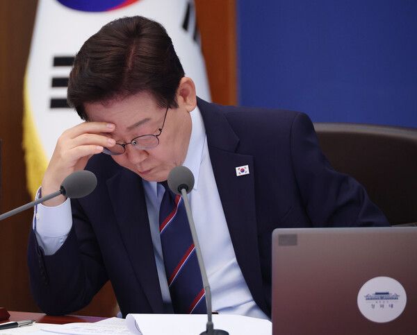 이재명 대통령이 12일 청와대에서 열린 국무회의 겸 비상경제점검회의에서 자료를 살펴보며 보고를 듣고 있다. [연합뉴스]