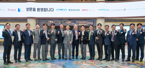 (왼쪽에서 여덟번째) 김성환 한국투자증권 사장이 12일&nbsp;서울 여의도 본사에서 우수 사모운용사 및 자문사 대표들을 초청해 ‘CEO 네트워크 행사’를 개최하고 기념사진을 촬영하고 있다. [한국투자증권]