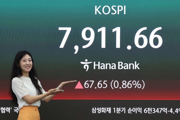 14일 서울 중구 하나은행 딜링룸 모습. [연합뉴스]