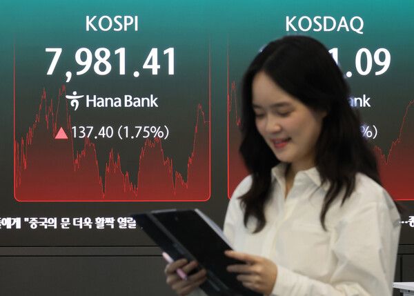 14일 서울 중구 하나은행 딜링룸 모습. [연합뉴스]