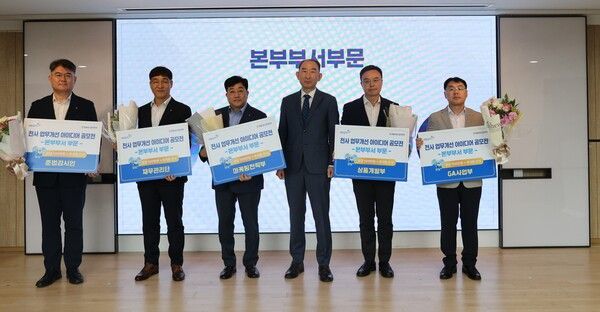 박병희 NH농협생명 대표이사(왼쪽에서 네번째), 임직원들이 지난 14일 NH농협은행 본사에서 열린 ‘전사 업무개선 아이디어 공모전’ 시상식에서 기념사진을 촬영하고 있다. [NH농협생명]