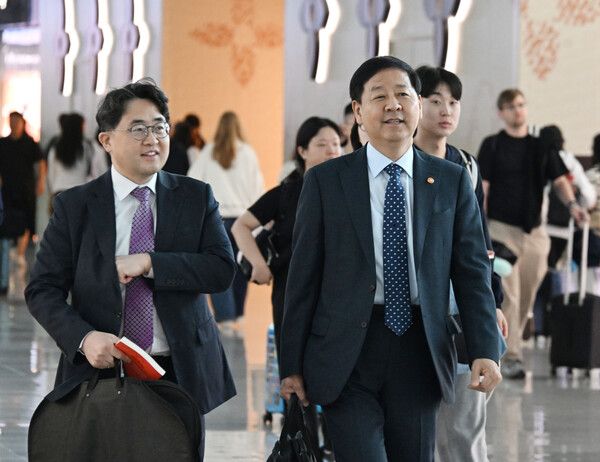 구윤철&nbsp;부총리 겸 재정경제부 장관이 17일 ‘런던 한국경제 투자설명회(IR) 및 주요 7개국(G7) 재무장관회의’에 참석하기 위해 인천공항을 통해 출국하고 있다. [연합뉴스]