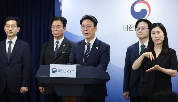 김민석&nbsp;국무총리가 17일 서울 종로구 정부서울청사에서 삼성전자 파업 관련 대국민 담화를 하고 있다. [연합뉴스]