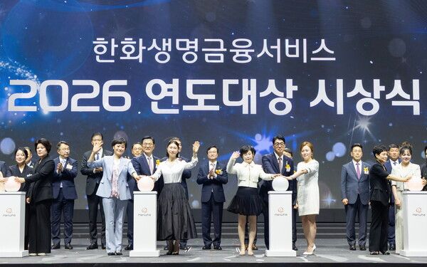 이경근 한화생명 대표(사진 중앙 왼쪽)와 최승영 한화생명금융서비스 대표(사진 중앙 오른쪽)를 비롯한 주요 참석자들이 지난&nbsp;15일 일산 킨텍스에서 열린 한화생명금융서비스 ‘2026&nbsp;연도대상 시상식’에서 챔피언 수상자들과 함께 기념 세리머니를 하고 있다. [한화생명금융서비스]